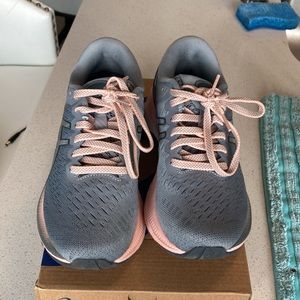 GEL-KAYANO 27 (D) - Sz 5
Color: SHEET ROCK/PURE SILVER